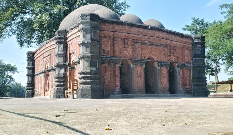 সংস্কারের অভাবে ঝুঁকিতে সাড়ে ৫শ বছরের সুরা মসজিদ